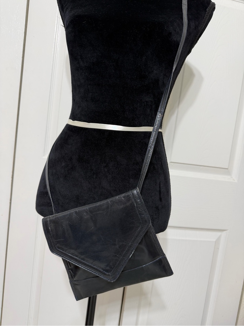 VTG Saks Fifth Avenue crossbody bag snap closure triangular flap dark blue/black